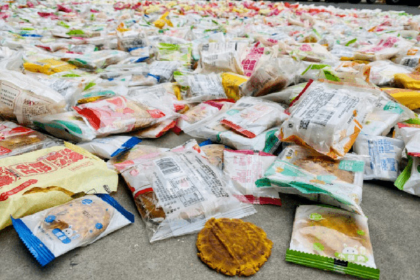 某企业过期食品销毁现场